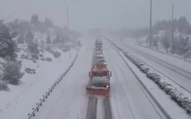 Δίπλωσαν νταλίκες από τη χιονόπτωση στην εθνική οδό Αθηνών – Λαμίας –  Δείτε το βίντεο